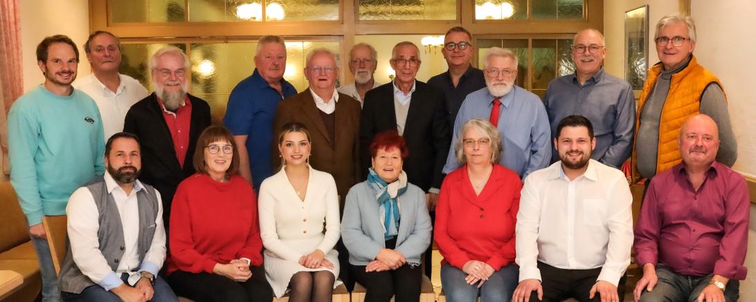 Hintere Reihe von links: Johannes Vogel, Reinhold Löw, Erich Rieder, Dieter Gottwald, Hans Roßkopf, Klaus Karsten, Dr. Nabil Al Halabi, Bernd Schneid, Carl-Heinz Schmidt, Richard Graf, Karl-Heinz Uhl. Vordere Reihe von links: Matthias Braun, Doris Graf, Yvonna Daroga, Heidi Vogel, Esther Schmidt, Tobias Kohler, Hans-Peter Schneider.  Auf dem Bild fehlen: Andre Bosch und Ralf Vogel.