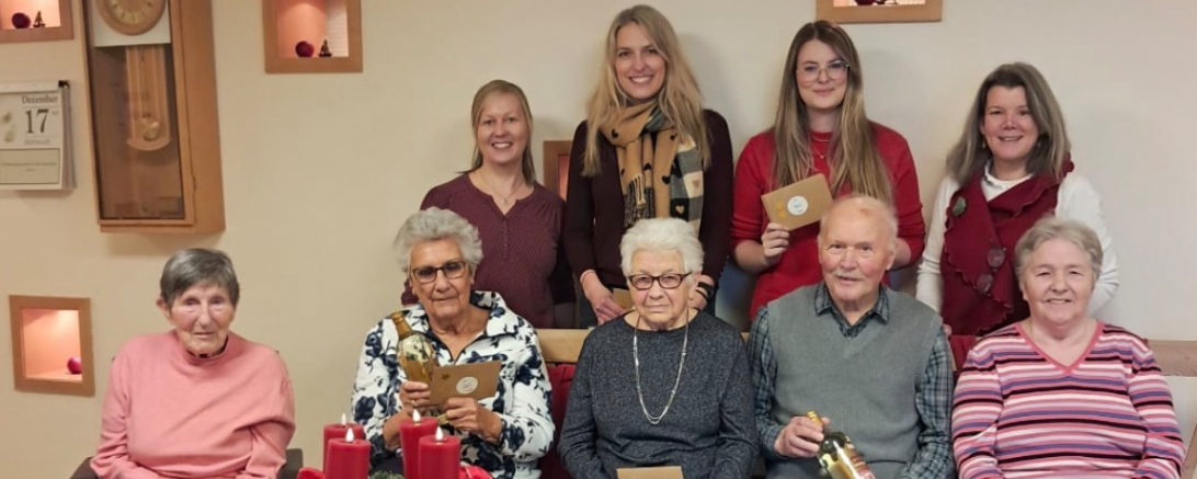 Übergabe der Weihnachtskarten an das St. Vinzenz Pflegeheim in Nördlingen.