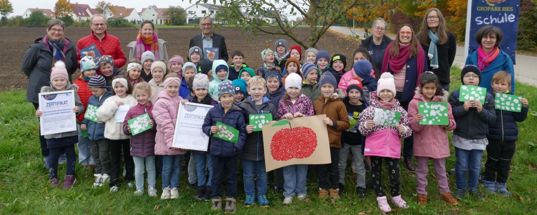 Urkundenübergabe für zehnte Geopark Ries Schule