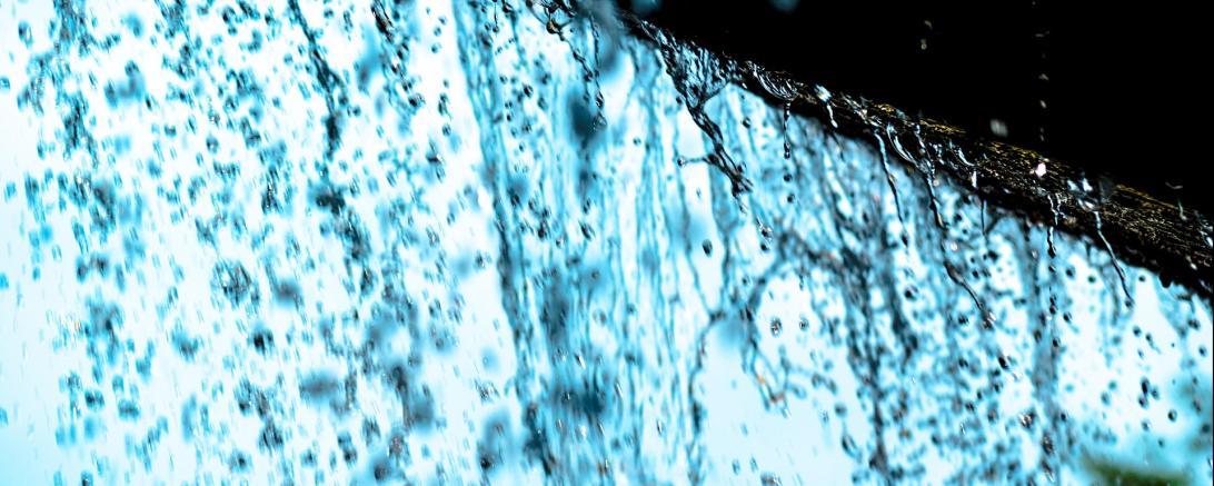 Das Bild zeigt Starkregen.