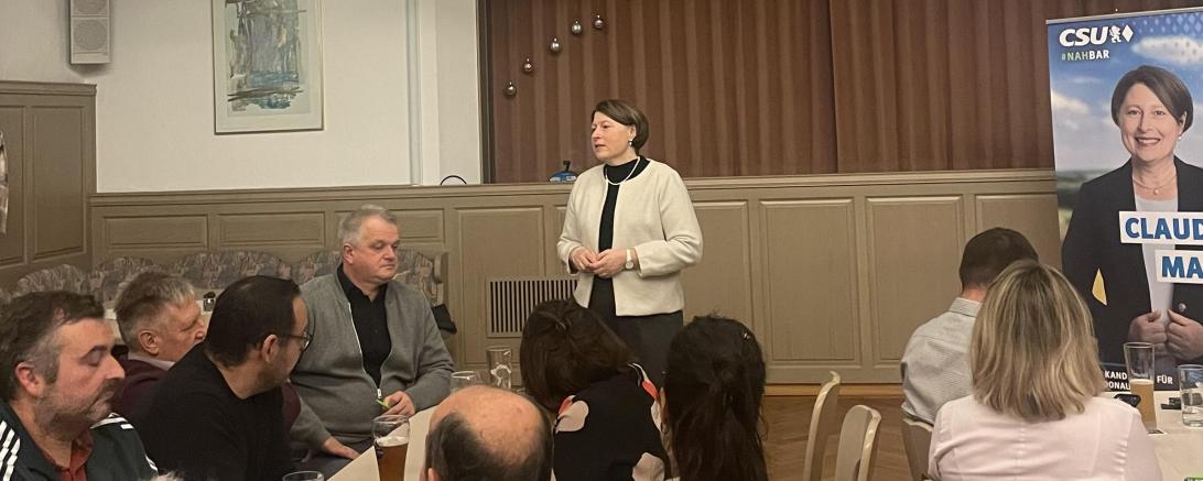 Bei einer Wahlversammlung im Gasthaus „Sonne“ in Fünfstetten begrüßte der CSU-Ortsvorsitzende Michael Hofer zahlreiche Besucherinnen und Besucher.