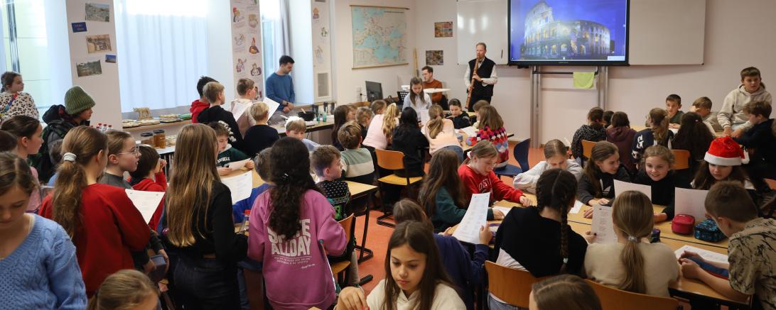 DAs Bild zeigt die Schüler*innen am Römischen Nachmittag.