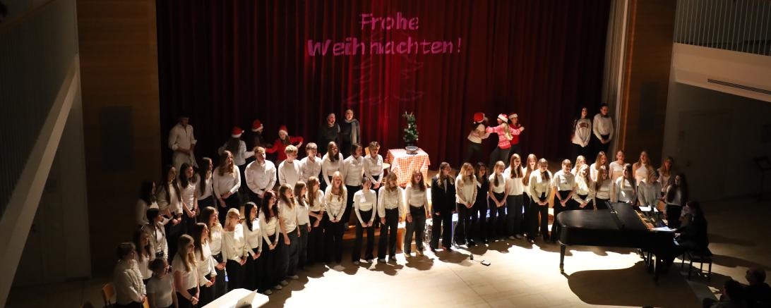 Chor und Musicalgruppe unter der Leitung von Silke Keßler erzählten musikalisch-szenisch "Eine kleine weihnachtliche Geschichte" nach Charles Dickens.