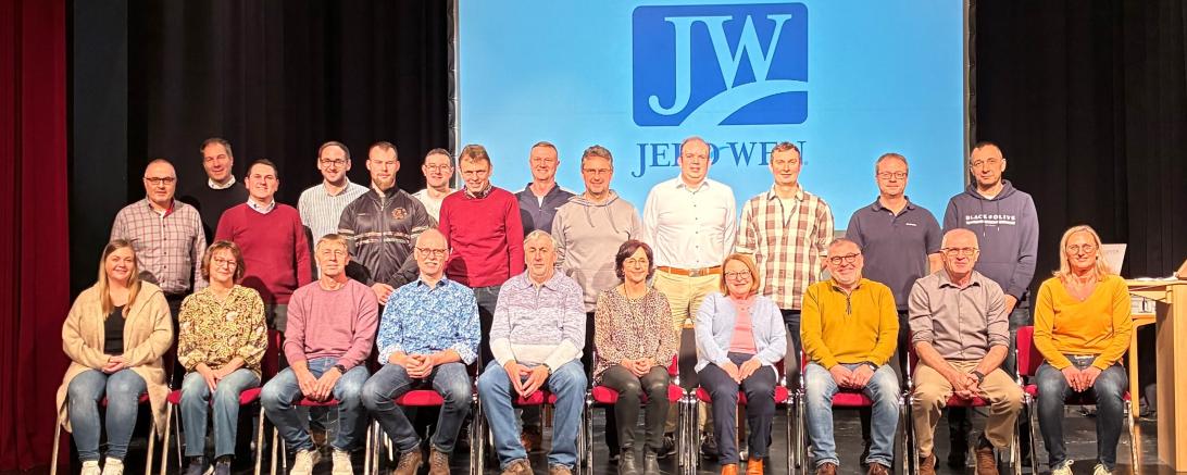 Das Foto zeigt 23 der 64 Jubilare. Hinten von links: Christian Wienand (10 Jahre), Martin Fischer (15), Daniel Mack (10), Wjatscheslaw Michel (10). Mittlere Reihe: Gerhard Meier (40) Chris Roser (10) Michael Lechner (10), Gerhard Frey (35), Bernd Hertle-Schweier (25), Dirk Freitag (15), Karl-Heinz Gutmann (15), Günter Gießl (35), Dieter Beyerle (35). Vordere Reihe: Karina Maurer (10), Irene Wieser (40), Leo Seefried (45), Klaus Uhl (40) Friedrich Huber (40) Conny Hertle (40) Ingrid Rößner (45), Thomas Präg 