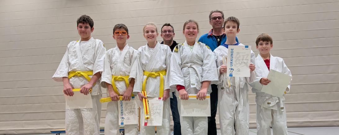 Trainer Branko Schäpers und Prüfer Peter Martin mit den Prüflingen. 