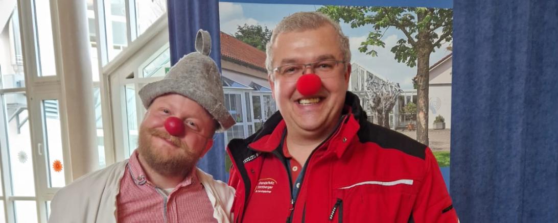 Oskar Stettberger, Inhaber der Firma (rechts) und ein Klinik-Clown. 