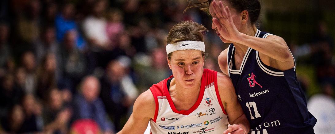 Nördlingens Pauline Mayer (links) kehrt am Dienstag an ihre alte Wirkungsstätte Freiburg zurück, wo sie unter anderem 2022 Deutsche Meisterin wurde.