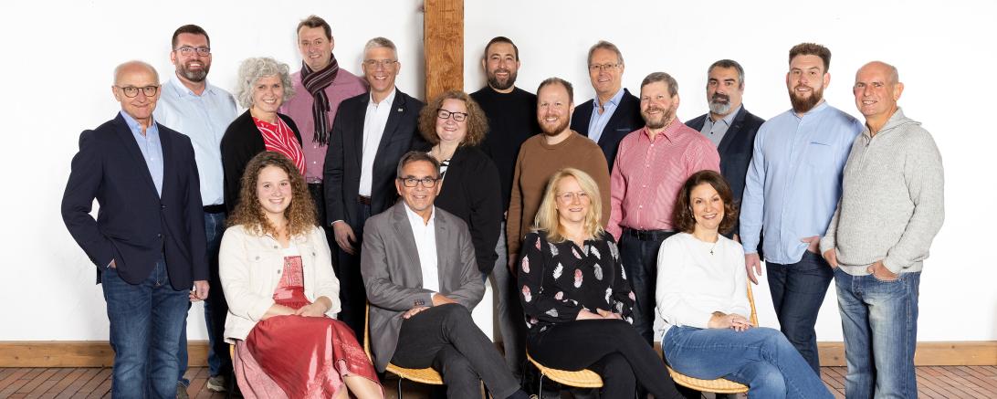 sitzend v. l. n. r.: Anna-Maria Bissinger, Kurt Niebler, Bettina Käser, Conny Kühling mittlere Reihe v. l. n. r.: Dr. Wolfgang Schroll, Claudia Schmuttermayer, Veit Meggle, Claudia Schaible, Florian Pfitzner, Johann Killisperger, Markus Fackler Jürgen Bauer hintere Reihe v. l. n. r.: Rüdiger Langer, Paul Sailer, Johannes Bschorer, Dr. Lutz Windmüller, Florian Karl