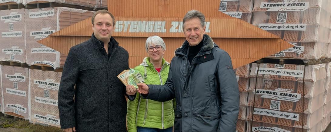 Das Bild zeigt: Johannes Stengel, Erna Rehm (Ziegelwerk) und Martin Obermann (Kinder wollen leben, spielen, lachen! e.V.). 