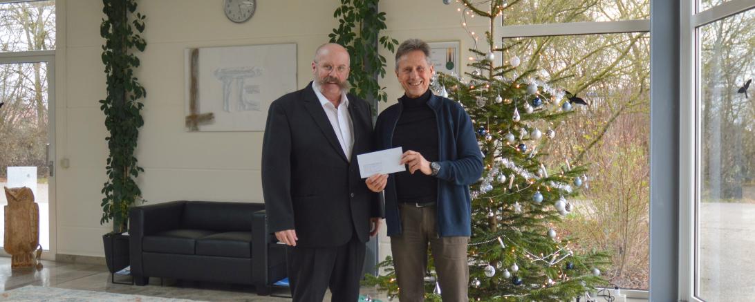 Geschäftsführer Thomas Schröttle (links) überreichte einen Spendenscheck in Höhe von 4.000 Euro an Martin Oberman von der Initiative „Kinder wollen leben, spielen, lachen“. 