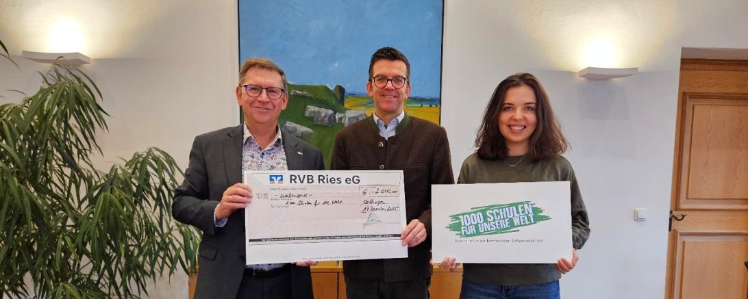 Spendenübergabe im Landratsamt Donau-Ries, von links Landrat Stefan Rößle (1. Vorsitzender des Vereins 1000 Schulen für unsere Welt e.V.), Roland Wiedenmann von der Fürst zu Oettingen-Spielberg'schen Verwaltung und Ramona Ruf (Koordinatorin Internationales im Landratsamt Donau-Ries
