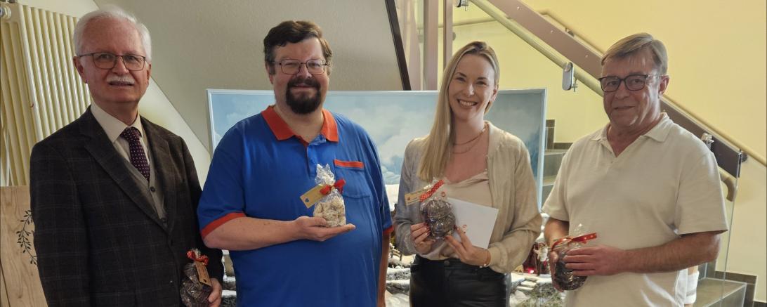 Das Bild zeigt von links nach rechts, Pfarrer Caesperlein, Stadtrat Daniel Grün, Ortsvereinsvorsitzende Lisa Heger und Heimleiter Michael Kupke.