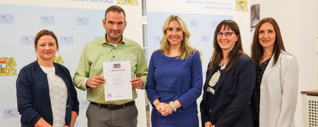 Auf dem Foto sind Beratungsrektorin Susanne Schleger, Schulleiter Christian Sattich, Kultusministerin Anna Stolz, Anja Neubauer und Martina Eichner.