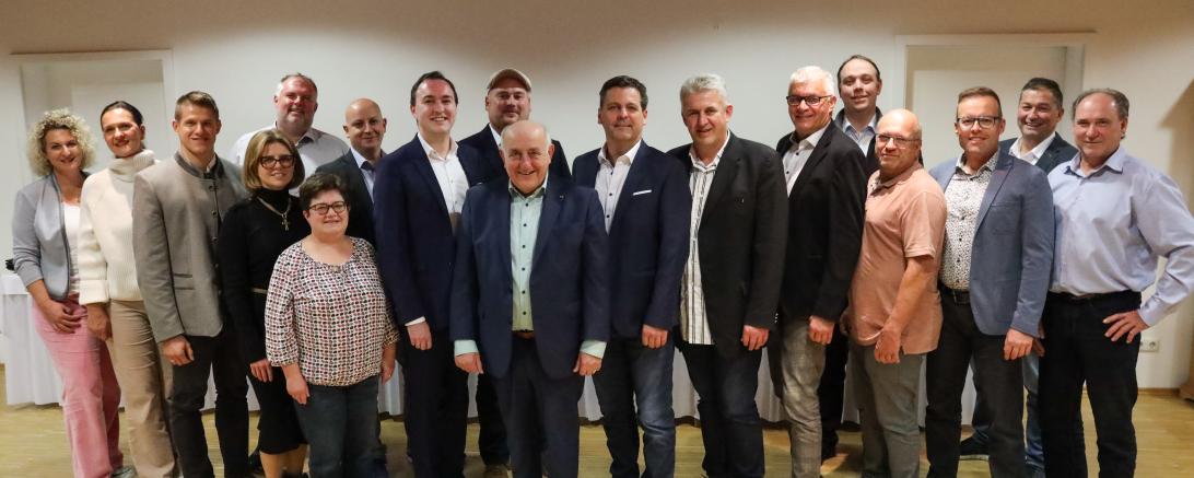 Die Kandidatinnen und Kandidaten des CSU-Stadtverbands Wemding: Sandra Eireiner, Ursula Weißgerber-Gräf, Steffen Stark, Anna Maria Unflath, Alexander Deckert, Waltraud Rembold-Zech, Christoph Lettenbauer, Nicolas Bumba, Markus Meyr, Gottfried Hänsel, Hans-Ludwig Held, Anton Eireiner, Josef Barta, Dominik Ebneth, Uwe Dunzinger, Mario Müller, Reinhold Berber, Wolfgang Strobel (v.l.n.r.). Es fehlten: Hans Hasmüller, Daniel Ostermeier