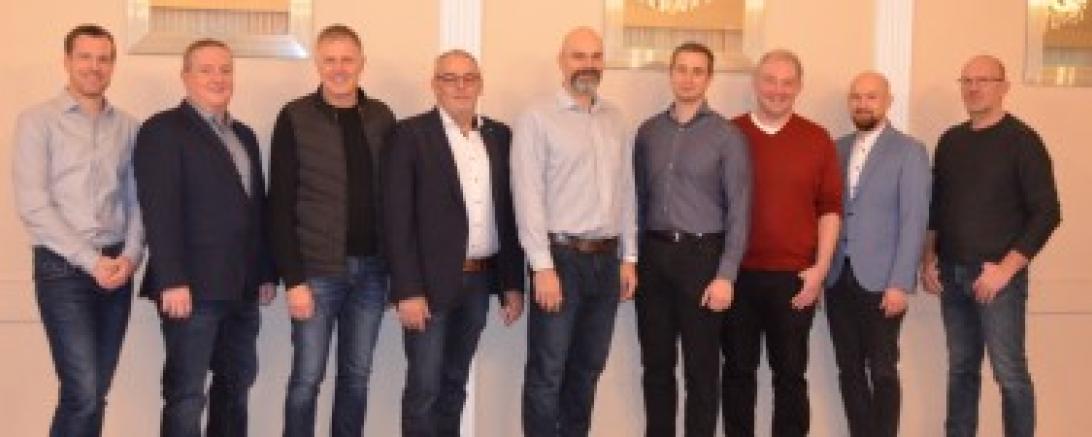 Dorfgemeinschaft Eggelstetten (von links): Tobias Eubel, Martin Dirr, Reimund Lösch, Bürgermeister Franz Moll, Dominik Dietrich, Oliver Gantner, Matthias Vogt, Alexander Kühling, Christoph Faidherbe (es fehlen: Bernhard Gebhart, Matthias Schefstos, Gerhard Greiderer). 