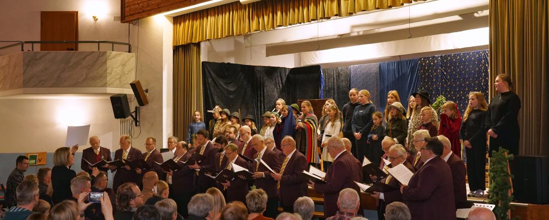 Zum zweiten Mal veranstaltete der MGV Liederkranz ein Weihnachtssingen im Kronensaal.