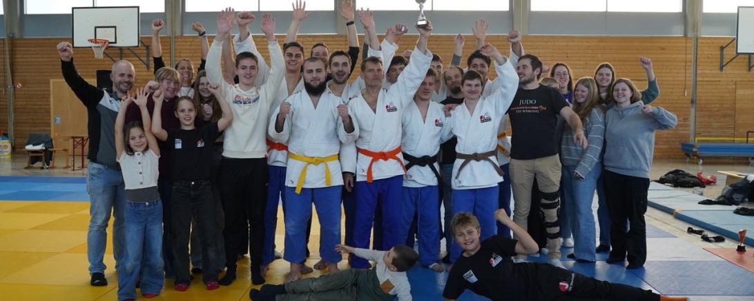 Gruppenbild mit den Kämpfern, Betreuern und Fans