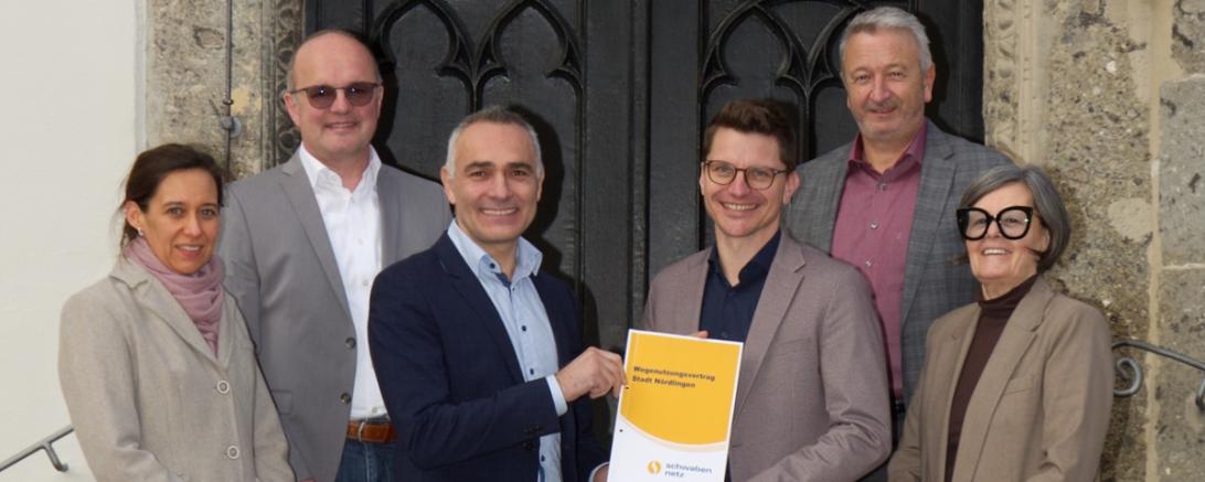 energie schwaben Auf dem Bild zu sehen (von links): Nicole Schwarz, Juristin bei der Stadt Nördlingen, Bernhard Kugler, Kämmerer der Stadt Nördlingen, Nihat Anaç, Geschäftsführer schwaben netz, David Wittner, Oberbürgermeister der Stadt Nördlingen, Uwe Sommer, Prokurist schwaben netz, und Gabriele Krybus, Konzessionsmanagement schwaben netz.