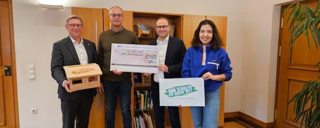 V.l.n.r.: Landrat Stefan Rößle, Martin Stumpf (Vier Steine für Afrika e.V.), Schulleiter Tobias Freißler und Ramona Ruf (Kommunale Koordinatorin Entwicklungszusammenarbeit)