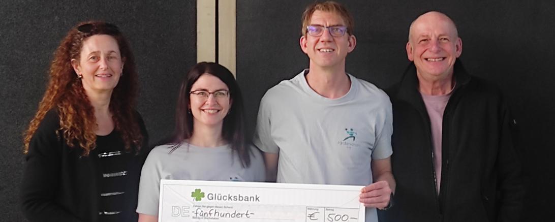 Auf dem Bild zu sehen (von links): Heike Hippe, Stephanie Winter, Markus Bügelsteiber und Hansrobert Schimmer bei der Spendenübergabe von „Bürger FÜR Bürger e.V.“ an den „Förderverein des Handballsports in Asbach-Bäumenheim e. V.“ 