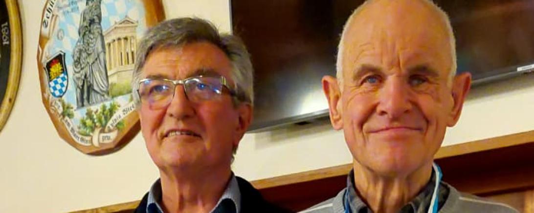 Auf dem Bild zu sehen (von links): Schützenmeister Adalbert Kefer, Josef Kröpfl (Gaumeister, Bezirksmeister und Bayerischer Meister im Blindenschießen).