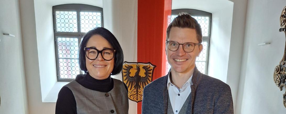 Die Feuerzangenbowle auf dem Nördlinger Weihnachtsmarkt sammelte 1.700 Euro für die Stiftung „Nördlinger Hilfe in Not“: Patricia Bonrath-Landgraf übergab die Spende an Oberbürgermeister David Wittner.