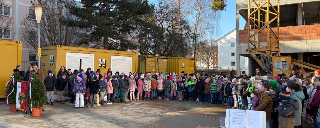 Der Erweiterungsbau der Schillerschule nimmt sichtbar Gestalt an. Bei der Meilensteinfeier begeisterten die Schülerinnen und Schüler die Gäste mit dem gemeinsamen Vortrag ihres Schullieds.