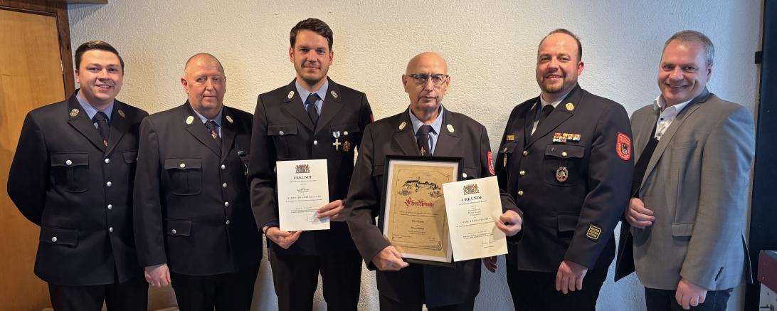 V.l.n.r.: Vorstand Sandro Schuhmann-Dannehl, Kommandant Uwe Rainer, Benedikt Förster, Reiner Dieter, Kreisbrandinspektor Alexander Bock, Bürgermeister Martin Scharr