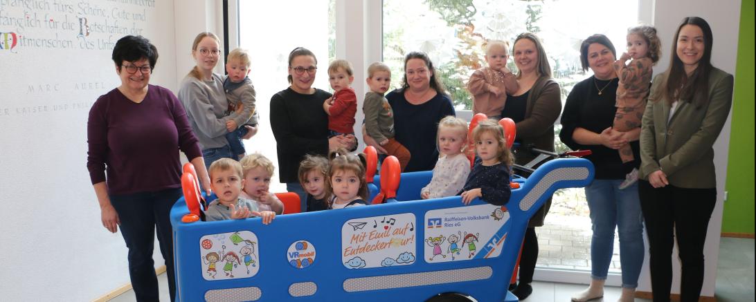 Kita-Leiterin Angelika Rauwolf (l.) mit Katharina Thum (r.) und den Riesrandzwerge.