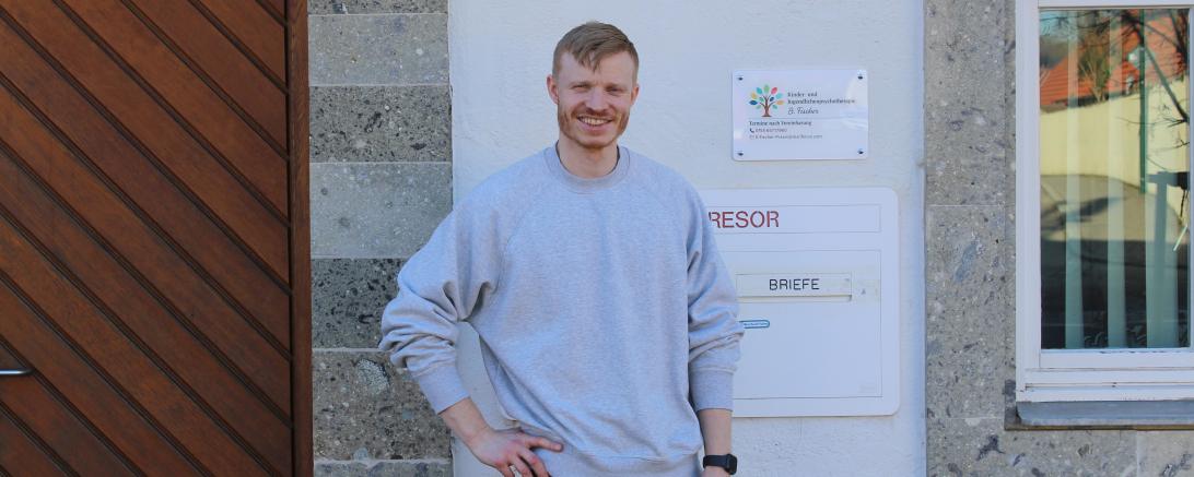 Bernhard Fischer vor seiner ersten eigenen Praxis im Rathaus Amerdingen.