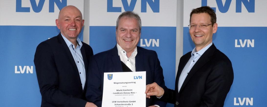 LVN-Geschäftsführer Josef Wagner, Kaisheims Bürgermeister Martin Scharr und LEW-Vorstand Malte Sunderkötter nach der Vertragsunterzeichnung.