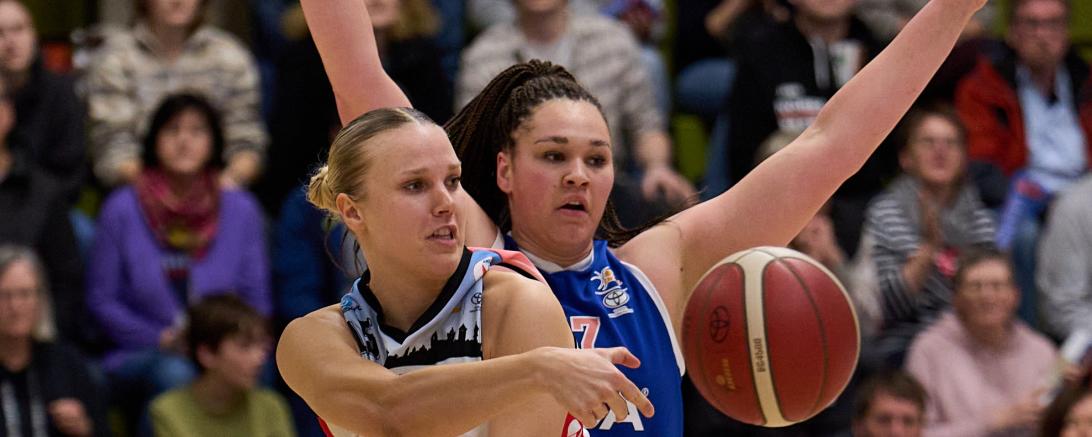 Ein Bild aus alten Tagen. Nicht nur Lisa Berthold (im Vordergrund) fehlt den Eigner Angels verletzungsbedingt. Das Duell gegen ALBA Berlin und ihre Schwester Marie am Samstag findet ohne sie statt.
