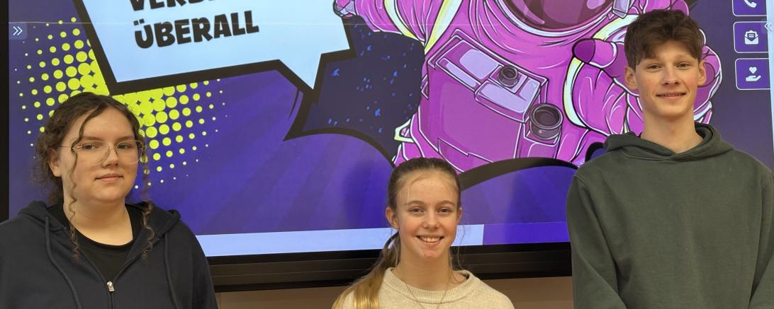 Auf dem Bild zu sehen (von links): Lara Lanzinger, Emma Dotzauer und Benno Sigg vom THG Nördlingen nehmen in diesem Schuljahr am Bundeswettbewerb Fremdsprachen teil.