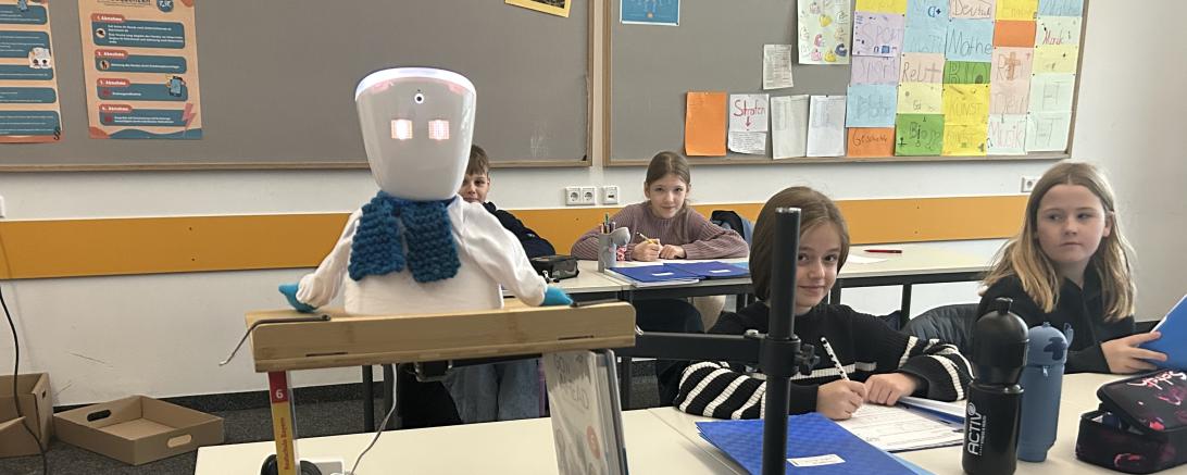 Avatar "Sam" im Klassenzimmer. 