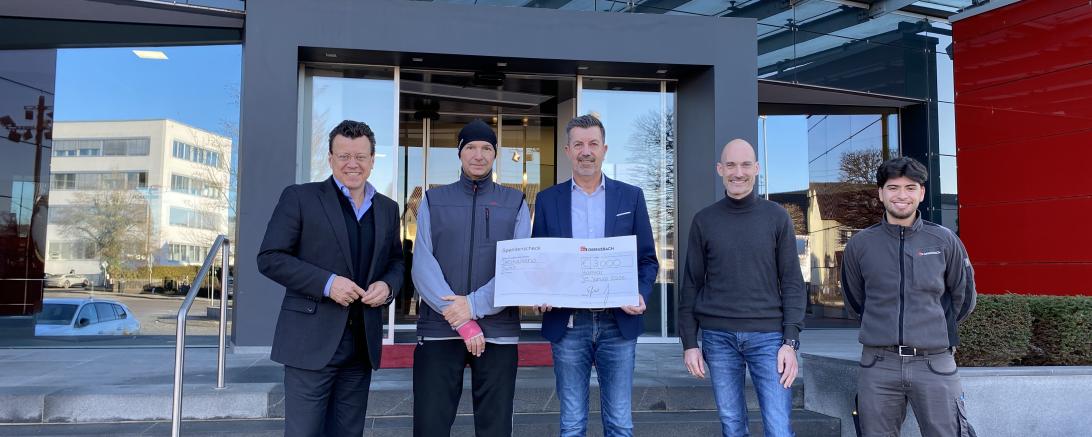 Bei der symbolischen Übergabe am. 15. Januar waren Egbert Wenninger (Standortleiter), Steven Althaus (CEO Grenzebach Gruppe), Michael Gigl (Betriebsratsvorsitzender), Kaan Aytekin (Vertreter der JAV) und Günter Schreyer vor Ort.