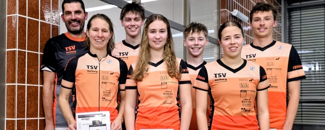 Das Bild zeigt von rechts: Die Sieger Luis Rühl, Nina Mayer, die Zweiten Joel Westphal, Julia Weiland sowie die Dritten Simon Naschwitz, Svenja Bauer sowie Trainer Jochen Rühl.