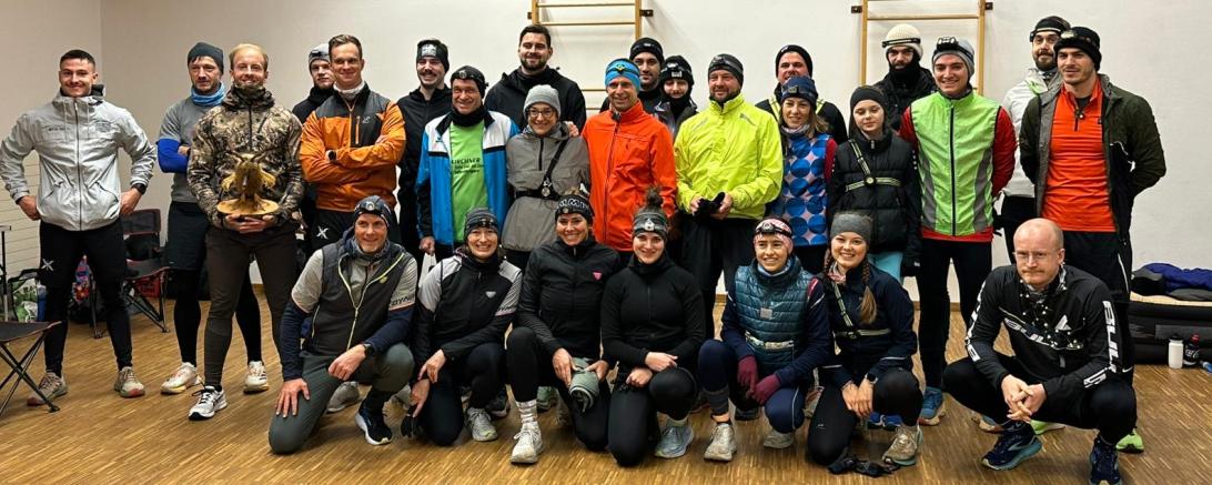 Das Bild zeigt die Teilnehmer.