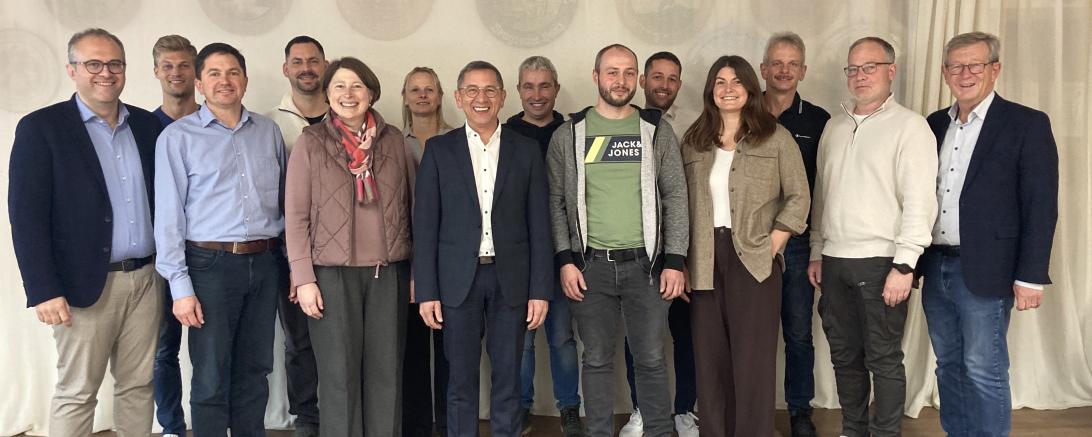  Bild zeigt von links: Steffen Dollmann, Florian Früh, Wolfgang Wiedemann, Christian Seidl, Landratskandidatin Claudia Marb, Andrea Peppel, Bürgermeister Wilhelm Rehklau, Jürgen Eichelmann, Niklas Kühn, Felix Besel, Lena Gerstmeier, Markus Schröppel, Jörg Scheuermann und Bezirkstagsvizepräsident Peter Schiele.