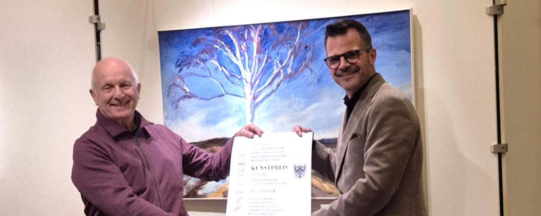 Der Gewinner des Donauwörther Kunstpreises Max Biller (links) und Donauwörths Oberbürgermeister Jürgen Sorré (rechts). 