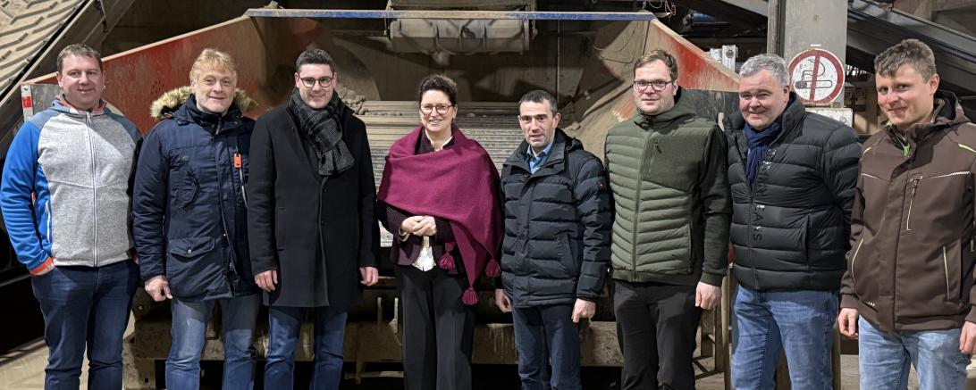 Europaabgeordnete Christine Singer beim Besuch im Kartoffel-Centrum Bayern mit Landratskandidat Michael Dinkelmeier, Geschäftsführer Josef Färber und Vertretern von Erzeugergemeinschaften.
