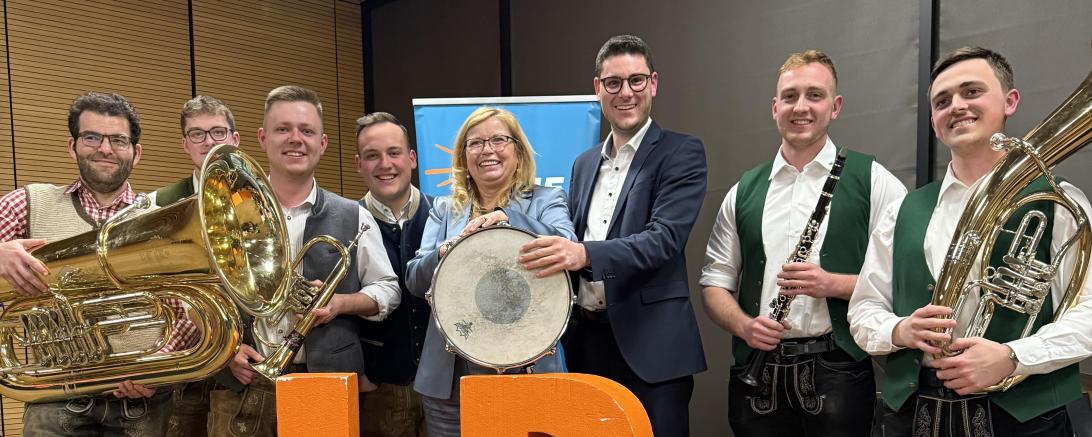 Die Dorfmusikanten spielten am Ehrenamt in Möttingen auf und beendeten den Abend mit der Bayernhymne. In der Mitte des Bildes sind Gabi Schmidt (MdL) und Michael Dinkelmeier zu sehen. 