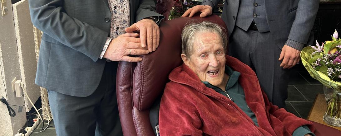 Josefa Fest wird 106 Jahre. Landrat Stefan Rössle und Bürgermeister Dr. Martin Drexler gratulieren ganz herzlich.