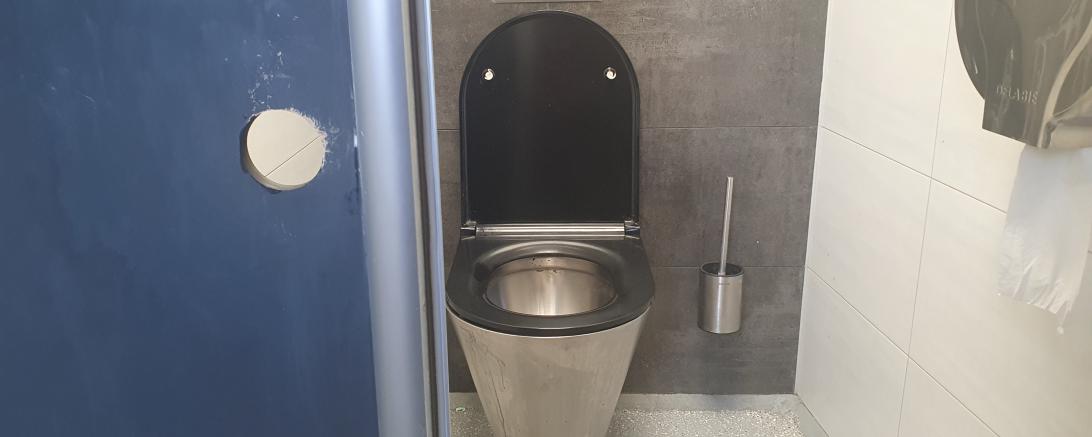 Auf der öffentlichen Toilette am Wörnitzparkhaus kam es zu einer sexuellen Belästigung.