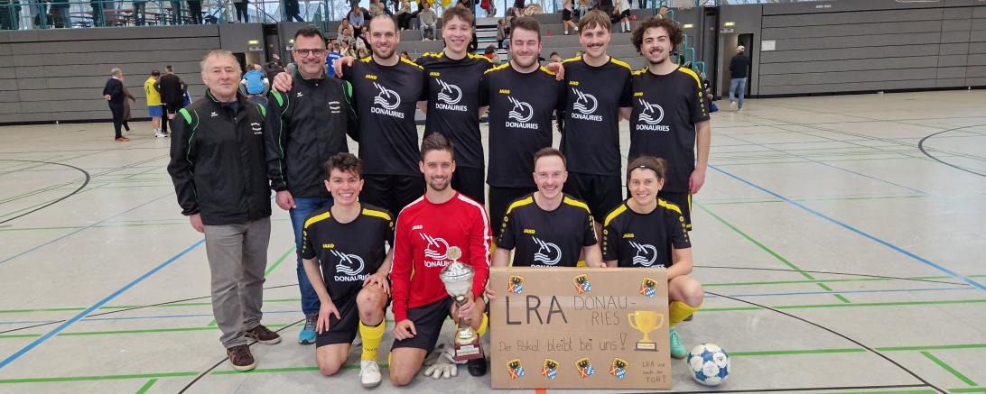 Die Siegermannschaft des Landratsamtes Donau-Ries erhält den Pokal von OB Sorre und stv. Mondspritzer Vorstand  Leo Anzenhofer.