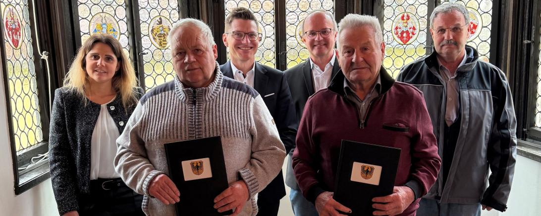 Werner Hänlein und Friedrich Greiner werdV.l.n.r.: Michaela Eisele (Leiterin Personalwesen und Hauptamtsleiterin), Friedrich Greiner, Oberbürgermeister David Wittner, Stadtkämmerer Bernhard Kugler, Werner Hänlein, Manfred Kopf (Leiter städtischer Baubetriebshof).en von der Stadt Nördlingen verabschiedet.
