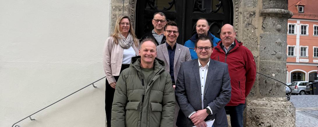 Vorne von links: Klaus Beck und Felix Herrle. Hinten von links: Petra Payer (Leiterin des Ordnungsamts der Stadt Nördlingen), Thomas Schiele (Obmann der Feldgeschworenen Holheim), Oberbürgermeister David Wittner, Johannes Kleemann (Obmann der Feldgeschworenen Dürrenzimmern) sowie Rudolf Weber (Ortssprecher von Holheim)