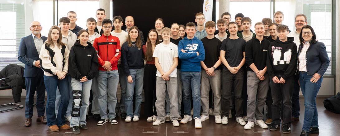 Die Klasse 10c der Realschule Heilig Kreuz bei ihrem Besuch in der Augsburger Bezirksverwaltung.