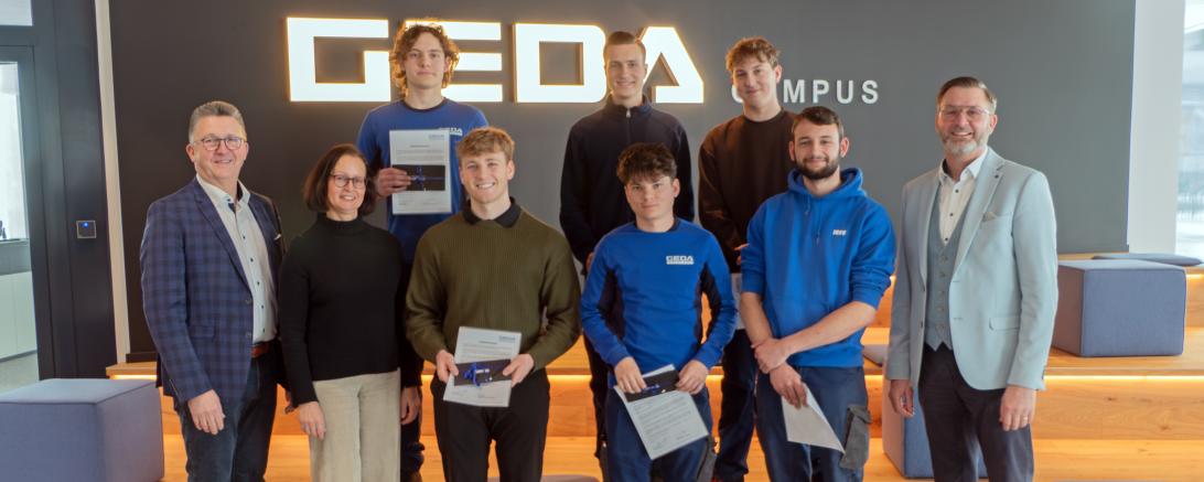 Erste Reihe v.l.n.r. Johann Sailer (Geschäftsführender Gesellschafter), Sigrid Sailer (Geschäftsführung), Jonas Binder (Industriekaufmann), Marius Ritzer (Mechatroniker), Johannes Braun (Mechatroniker), Stefan Schweitzer (Kaufm. Leiter), Zweite Reihe v.l.n.r.: Matthias Braun (Industriemechaniker), Marco Bader (Industriemechaniker), Linus Fieger (Industriemechaniker) Es fehlt: Lukas Schröttle