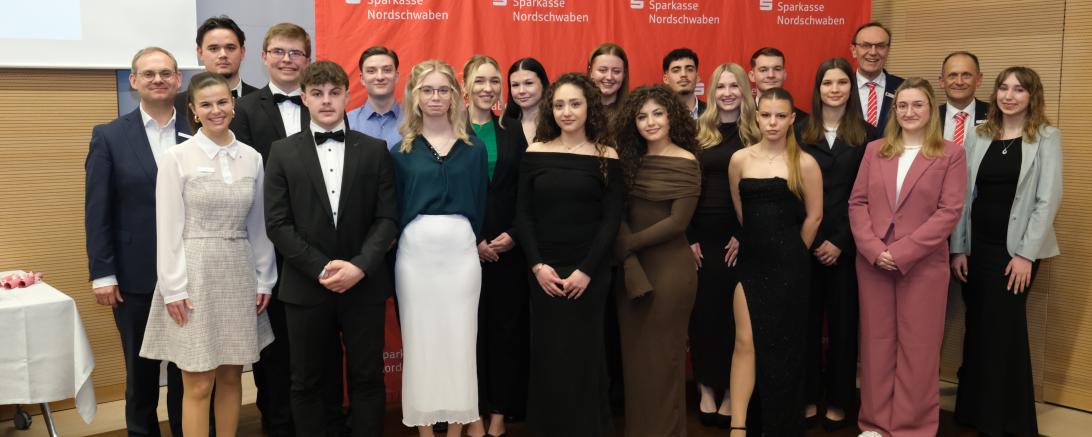 Das Bild zeigt (von links): Martin Jenewein (stellvertretender Vorstandsvorsitzender), Julia Findler (Ausbilderin), Dennis Horst, Matthias Gerstmeier, Daniel Gis, David Pfeifer, Carina Netuschil, Amelie Garmatter, Laura Andreica, Katharina Akar, Sarah Kränzle, Lisa Akar, Felix Wiesner, Franziska Mann, Lukas Klopfer, Mia Meixner, Luisa Scheurle, Johann Natzer (Vorstandsvorsitzender), Vanesa Lloqanaj-Guzek, Stefan Sturm (Ausbilder) Lena-Marie Schnabel
