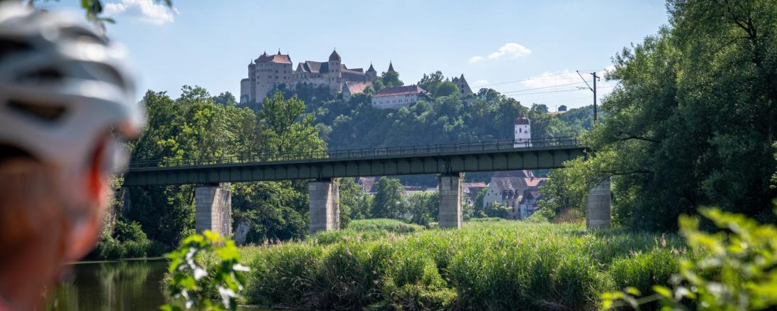 Sehenswürdigkeiten wie das Schloss Harburg ziehen vor allem viele Radfahrende ins Ferienland DONAURIES